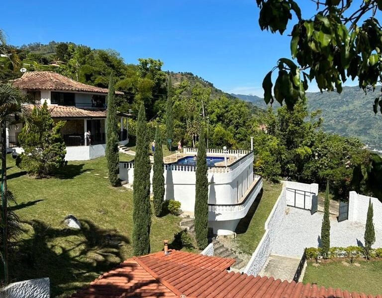 13. Finca en Parcelación El Limonar