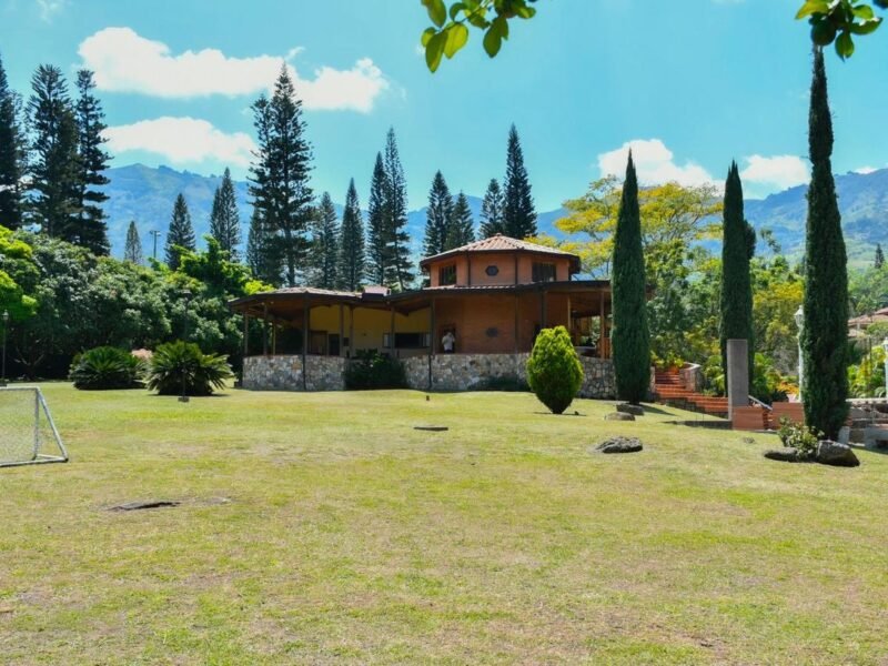 12. Finca en Parcelación El Limonar