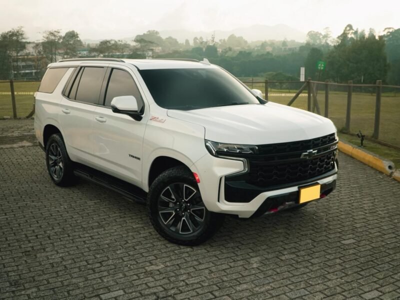 CHEVROLET TAHOE BLANCA 2023 8 PUESTOS