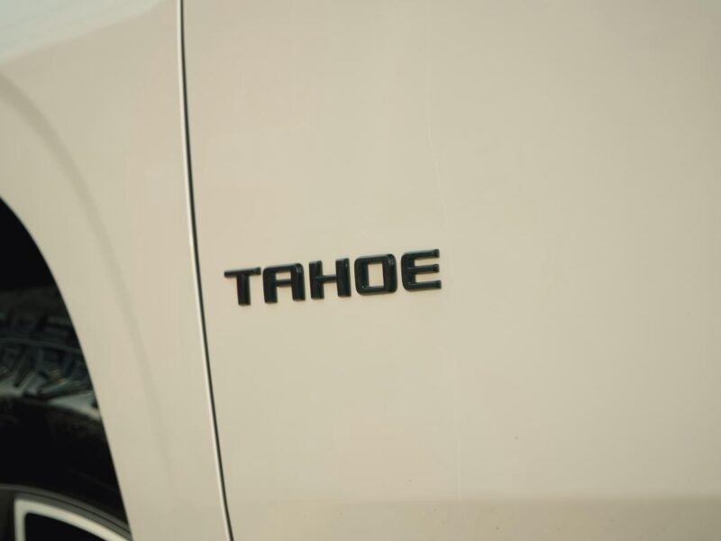 CHEVROLET TAHOE BLANCA 2023 8 PUESTOS